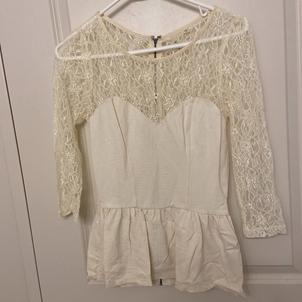 *GUESS Cream/white Lace sweetheart peplum top.*-size small